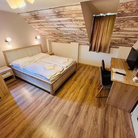 Matyus Udvarhaz Kengyel Fogado 住宿加早餐酒店 埃格尔