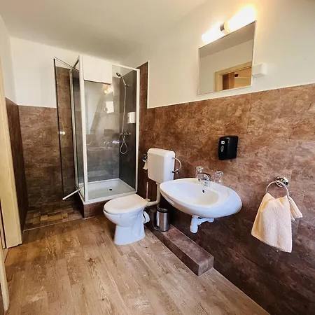 Matyus Udvarhaz Kengyel Fogado 住宿加早餐酒店 3*