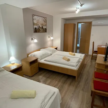 Matyus Udvarhaz Kengyel Fogado 住宿加早餐酒店 3*