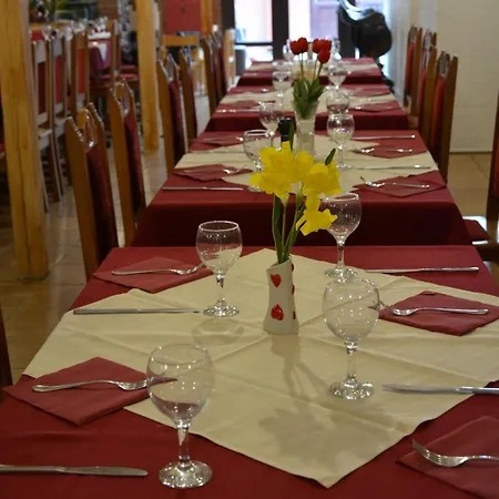 Matyus Udvarhaz Kengyel Fogado 住宿加早餐酒店