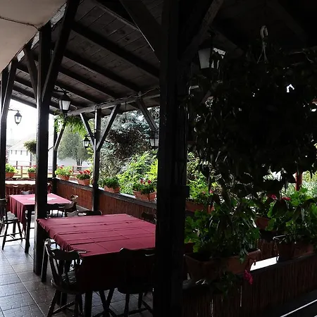 住宿加早餐酒店 Matyus Udvarhaz Kengyel Fogado