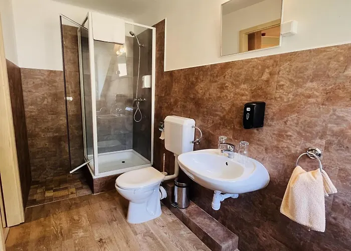 Mátyus Udvarház Kengyel Bed & Breakfast 3*